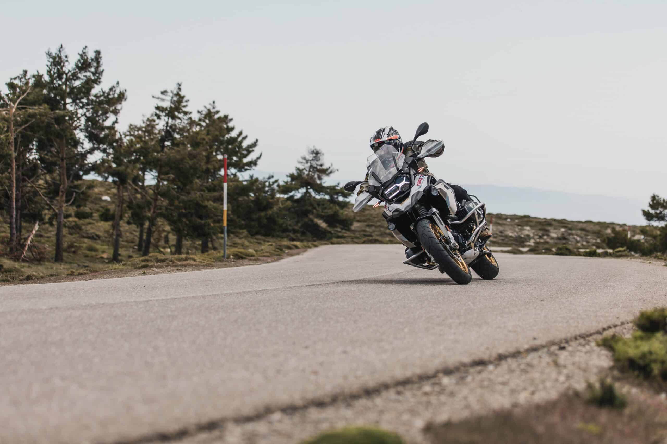 Motorrijders op bergweg